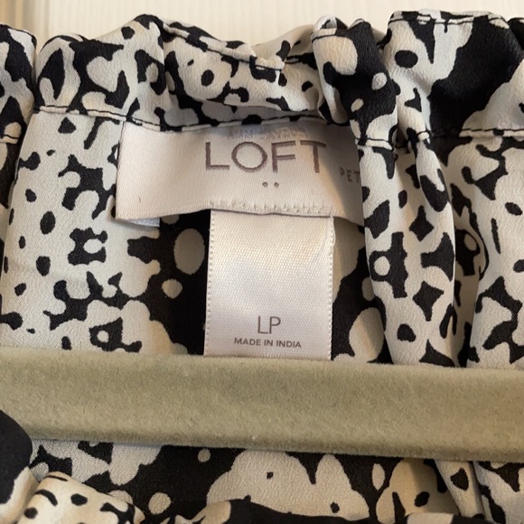 Loft L snakeskin peplum sleeveless blouse with tie bow at top - Picture 2 of 3